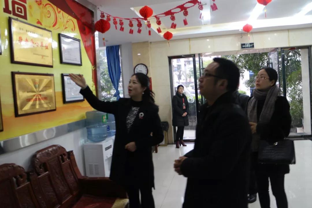 熱烈歡迎市教委交叉檢查組及區(qū)教委領(lǐng)導(dǎo)蒞臨百年教育指導(dǎo)工作！
